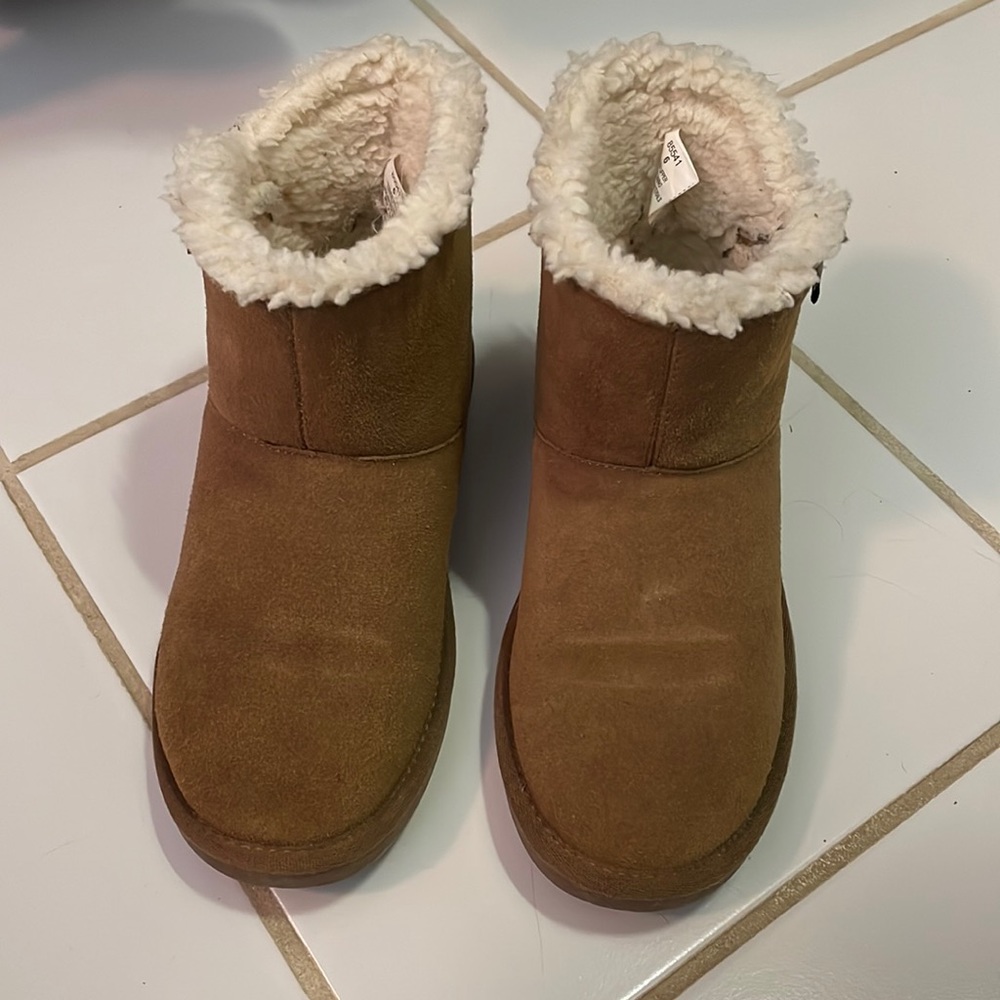 Brown fuzzy Minnetonka boots size 6